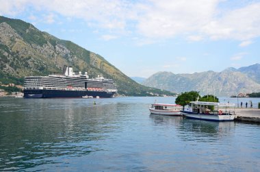 Kotor, Karadağ, 24 Haziran 2015. Büyük cruise gemi Nieuw Amsterdam Boka Kotorska Körfezindeki bulutlu hava