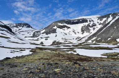 Rusya, Kola Yarımadası, bulutlu günde yaz aylarında Khibiny dağlarında