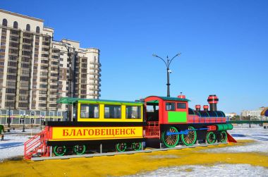 Blagoveshchensk, Rusya, Ekim, 21, 2017. Oyuncak tren yeni çevre düzenlemesi Çocuk Bahçesi setin Amur Nehri üzerinde 