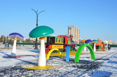 Blagoveshchensk, Rusya, Ekim, 21, 2017. Amur Nehri Waterfront yeni çocuk oyun alanı üzerinde yürüyen insanlar