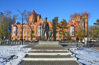 Blagoveshchensk, Rusya, Ekim, 21, 2017. Sınır muhafızları ile Promenade a köpek heykeli