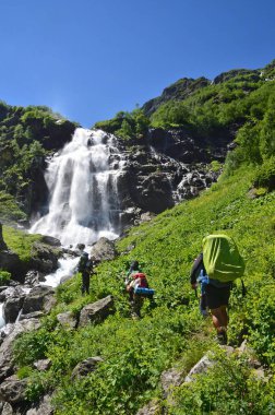 Beyaz biyosfer rezerv, Rusya, 02 Ağustos 2017. Turist nehir Imeretinka üst Imeretinsky şelaleye hiking