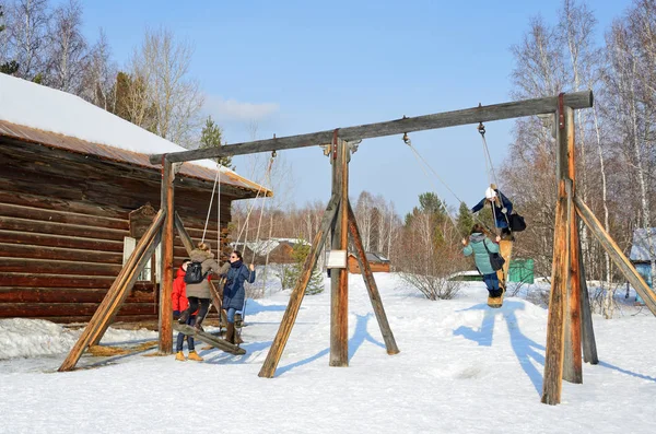 Taltsy イルクーツク州 ロシア 2017 イルクーツク建築民族学博物館 Taltsy では古いロシアの乗る人のスイングします — ストック写真