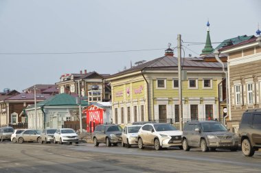 Irkutsk, Rusya, Mart, 17, 2017. Irkutsk, 130-inci çeyrekte 3-th Temmuz Caddesi üzerinde ahşap evler arabalar yakınındaki eski tarz