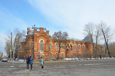 Irkutsk, Rusya, Mart, 03, 2017. İnsanlar yerel irfan Irkutsk bölgesel Museum yanında bulutlu günde