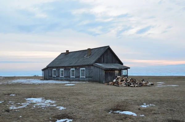 Casa Madera Amanecer Una Mañana Invierno Orilla Del Lago Baikal —  Fotos de Stock