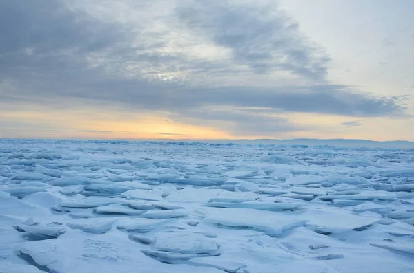 Rusia Lago Baikal Hummocas Hielo Amanecer — Foto de Stock