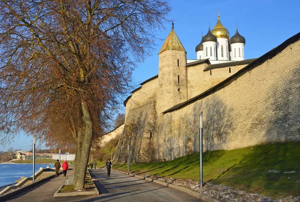 Pskov Rusland December 2017 Mensen Wandelen Langs Dijk Van Rivier — Stockfoto