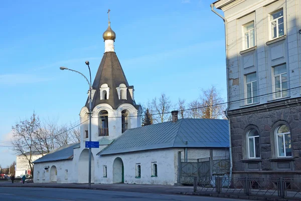 俄罗斯 Gorodets Gavriil 天使教堂的钟楼和普斯科夫 街道苏维埃 — 图库照片