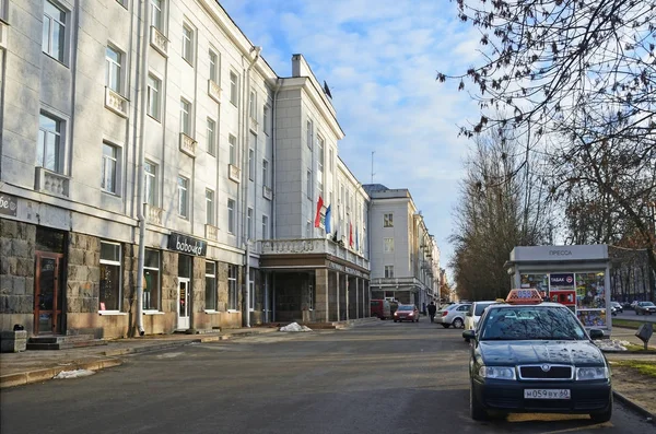 Pskovská Oblast Rusko Prosince 2017 Automobily Blízkosti Oktyabrskaya Hotel Městě — Stock fotografie