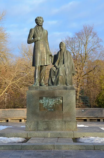 プスコフ ロシア 2017 詩人アレクサンドル プーシキンと彼の乳母アリーナ Rodionovna の記念碑 — ストック写真