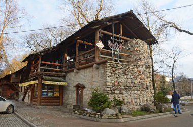 Pskov, Rusya, Aralık, 31, 2017. Café Elohl kompleks Oktyabrsky Avenue alanında Okolnyy Şehrin surlarının içinde yakınındaki insanlar. 16. yüzyıl şehri çevreleyen duvarlar