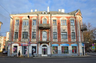 Pskov, Rusya, Aralık, 31, 2017. Daireli ev Vasili Potashev, 1910 adresinde Yapim yili: Pskov, Oktyabrsky Avenue, evin 32. Mimari ayrıntılar