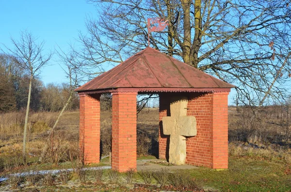 普斯科夫地区 石十字架 几个世纪 竖立在纪念普斯科夫战役的 Khalakhalnya 下的日耳曼骑士 — 图库照片