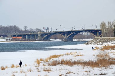 Irkutsk, Angara Nehri ve Glazkovsky Köprüsü için kış görünümü