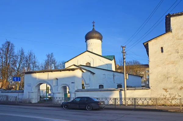 俄罗斯 普斯科夫 Cosma 教堂和达米安与 Primostye 在街上的莱昂 Pozemskiy 在冬季晚上 — 图库照片