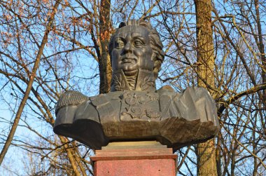 Pskov, Rusya, Aralık, 31, 2017. M. Kutuzov anıt ağaçlar Park arka plan üzerinde Pskov merkezinde