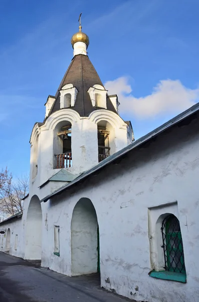 ロシア ミハイル教会とアレクサンドロ天使 通りソビエツカヤ プスコフ市で Gorodets からの鐘楼 — ストック写真
