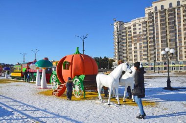 Blagoveshchensk, Rusya, Ekim, 21, 2017. Veliler ile yeni yürüyen Çocuk Bahçesi Amur Nehri kıyısındaki sonbaharda çevre düzenlemesi