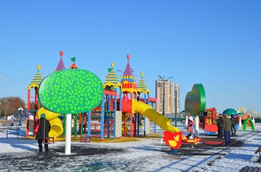 Blagoveshchensk, Rusya, Ekim, 21, 2017. Amur Nehri dolgu üzerinde yeni oyun alanı üzerinde yürüyen insanlar