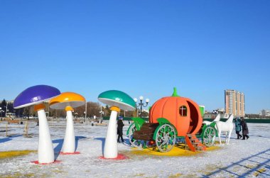 Blagoveshchensk, Rusya, Ekim, 21, 2017. Veliler ile yeni yürüyen Çocuk Bahçesi Amur Nehri kıyısındaki sonbaharda çevre düzenlemesi 
