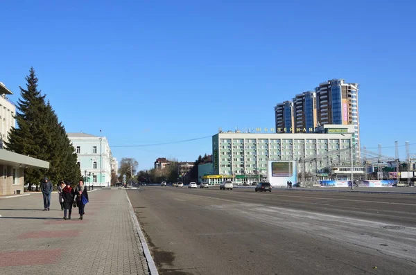 Blagoveshchensk Rússia Outubro 2017 Pessoas Andando Rua Lenin Blagoveshchensk Inverno — Fotografia de Stock