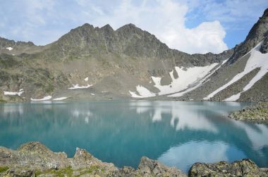 Rusya, Kafkasya, bulutlu gün dağlık göl çalı