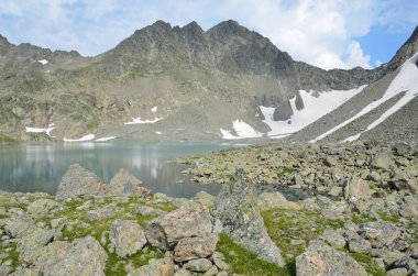 Rusya, Kafkasya, bulutlu gün dağlık göl çalı