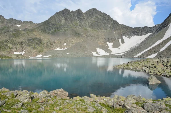 Rússia Cáucaso Lago Montanhoso Bush Dia Nublado — Fotografia de Stock