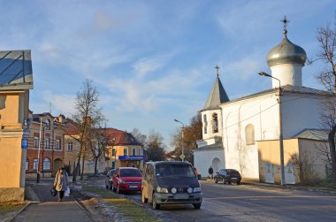 Pskov, Rusya, Aralık, 31, 2017. Karl Max sokak arabalar yakınındaki--dan pazar yeri şefaat Kilisesi (Pokrova na Torgu), 17.