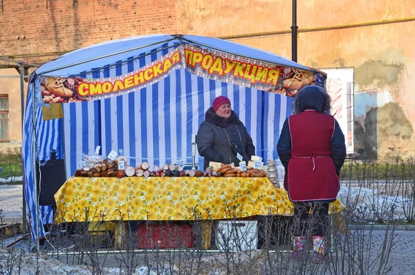 Pskov Rusia Diciembre 2017 Mujer Mercado Fin Semana Calle Pushkin —  Fotos de Stock