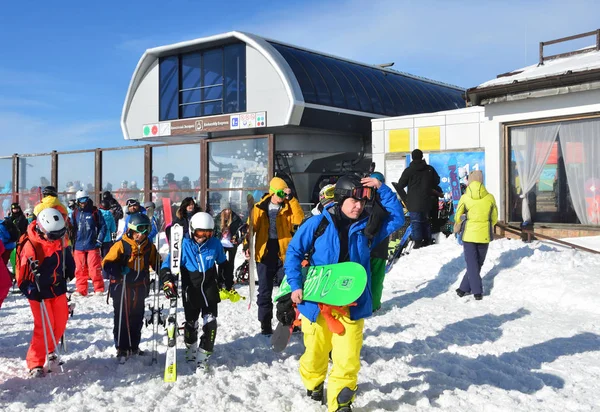 Rosa Khutor Sochi Russia January 2018 Snowboarders Skiers Top Station — Stock Photo, Image