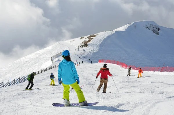 Rosa Khutor Sochi Rusia Enero 2018 Personas Esquiando Haciendo Snowboard —  Fotos de Stock