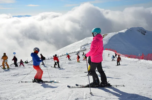 Rosa Khutor Sochi Rusia Enero 2018 Gente Esquiando Inicio Pista —  Fotos de Stock