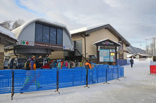 Khutor 러시아 2018 스키어와 스노우 보더의 케이블 스키에서 역에서로 Khutor — 스톡 사진