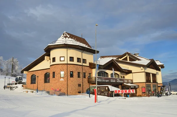 Rosa Khutor Sochi Ryssland Januari 2018 Administrativa Byggnad Med Utrustning — Stockfoto