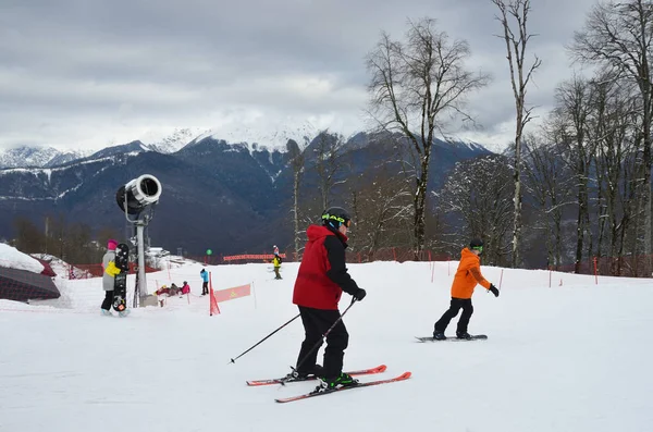 Rosa Khutor Sochi Rússia Janeiro 2018 Pessoas Descem Esquis Snowboards — Fotografia de Stock