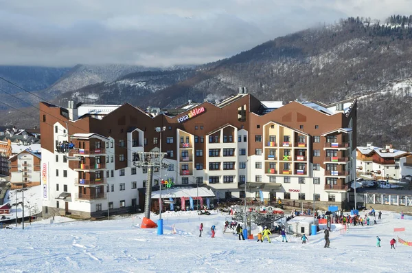 Rosa Khutor Sochi Russland Januar 2018 Skifahrer Der Nähe Des — Stockfoto