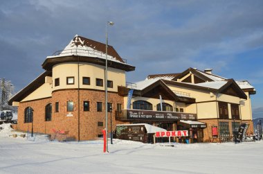 Rosa Khutor, Sochi, Rusya Federasyonu, Ocak, 26, 2018. Ocak ayında Rosa Plato üzerinde ekipman Kiralık, kafe, Restoran ve Kayak Okulu ile İdari bina
