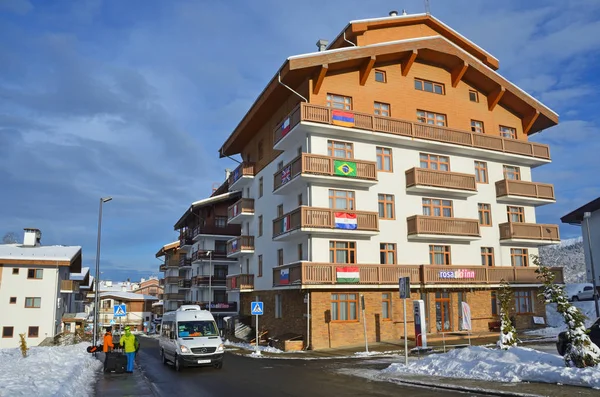 Rosa Khutor Sochi Rusia Enero 2018 Dos Snowboarders Llegaron Villa — Foto de Stock