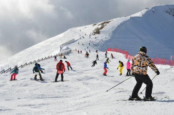 Rosa Khutor Sochi Rusia Enero 2018 Personas Esquiando Snowboard Estación —  Fotos de Stock