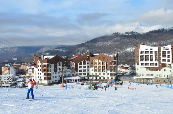 Rosa Khutor Soczi Rosja Stycznia 2018 Ludzie Nartach Pobliżu Hotelu — Zdjęcie stockowe