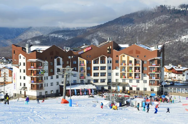 Rosa Khutor Sochi Ryssland Januari 2018 Människor Skidåkning Nära Hotel — Stockfoto