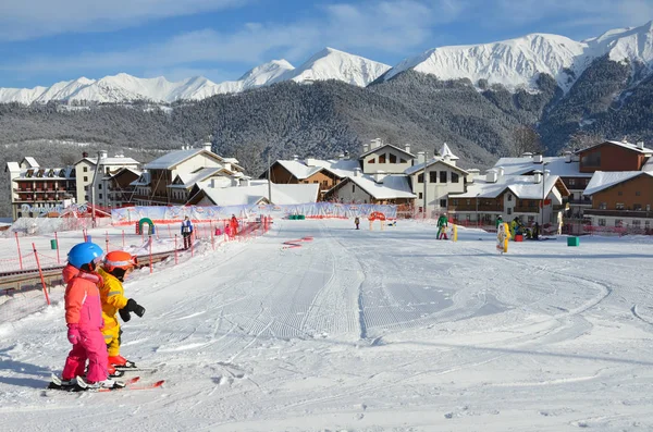 Rosa Khutor Sochi Rússia Janeiro 2018 Menino Menina Esquiando Casacos — Fotografia de Stock