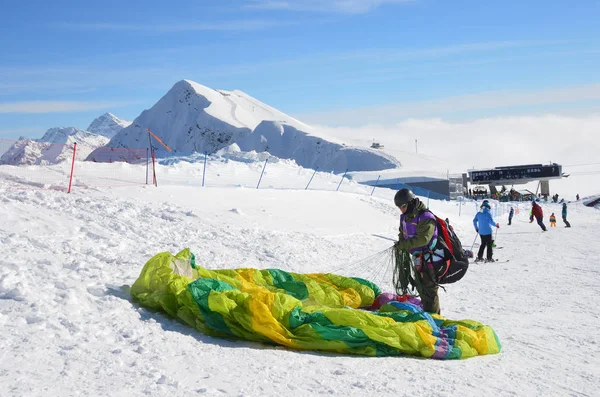 Rosa Khutor Sochi Rusia Enero 2018 Hombre Preparando Planeador Para —  Fotos de Stock