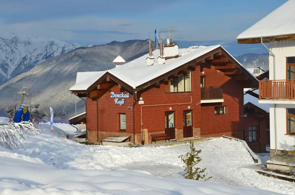 ローザ クトール ロシア 2018 子供たちのスキー リゾート ローザ クトールのオリンピックの選手村クラブ — ストック写真