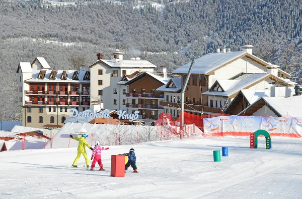 Rosa Khutor Ιανουαρίου 2018 Σότσι Της Ρωσίας Εκπαιδευτή Και Μικρό — Φωτογραφία Αρχείου