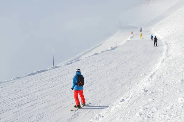 Rosa Khutor Soczi Rosja Stycznia 2018 Człowiek Snowboardzie Ośrodek Narciarski — Zdjęcie stockowe