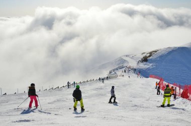 Rosa Khutor, Sochi, Rusya Federasyonu, 28 Ocak 2018, Kayak Merkezi Rosa Khutor fron Rosa tepe üzerinde kayak slopetriton sırasında snowboard dostum