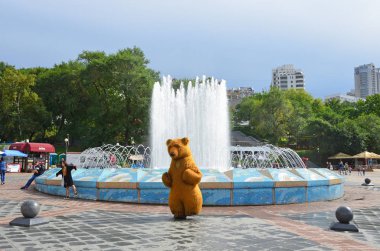 Vladivostok, Rusya Federasyonu, Eylül, 09,2017. Animatör ayında Vladivostok çeşmenin ücretsizdir bir ayı gezi gibi giyinmiş